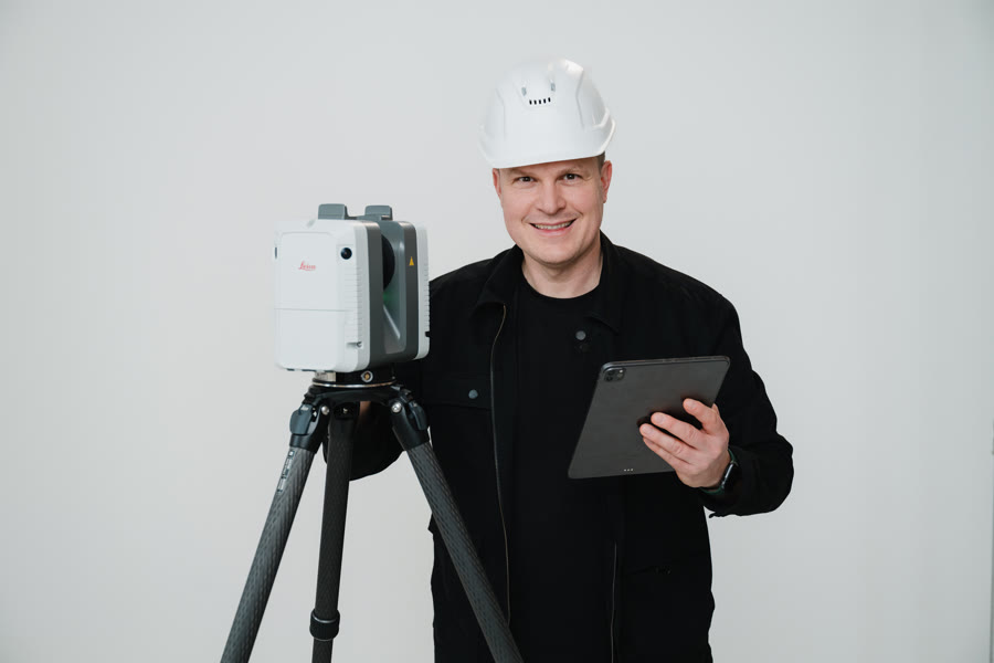Sebastian Heduschka mit einem Leica RTC360 Laserscanner und einem Tablet